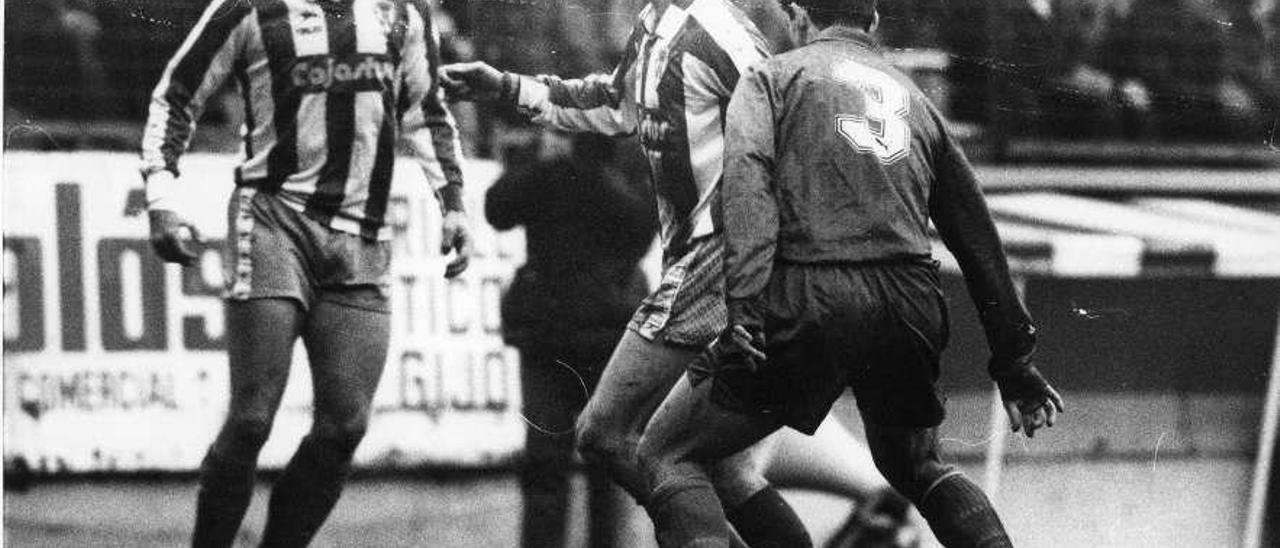 Nilsson, junto a Luis Enrique, durante un partido del Sporting.