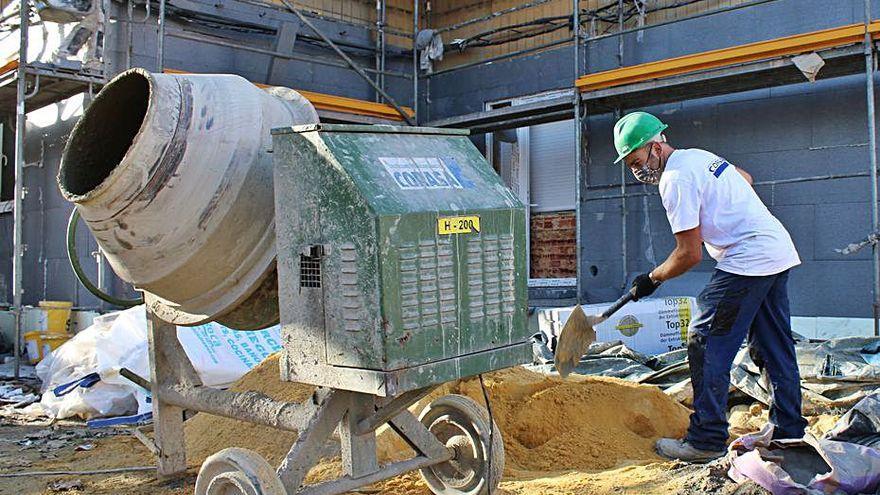 Trabajos en las obras del barrio San José de Lada, el único nuevo proyecto de los fondos mineros que ya está en marcha