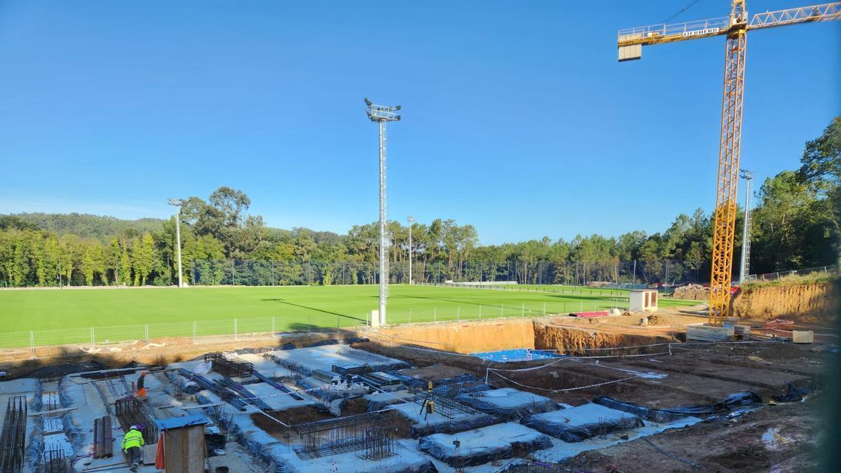Vista de los dos campos que serán usados por el primer equipo y del terreno de juego de calentamiento.