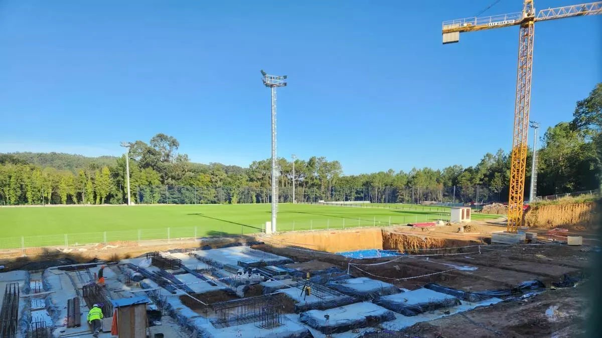 El nuevo Abegondo ya luce verde y con cimientos: listos los campos del primer equipo del Deportivo