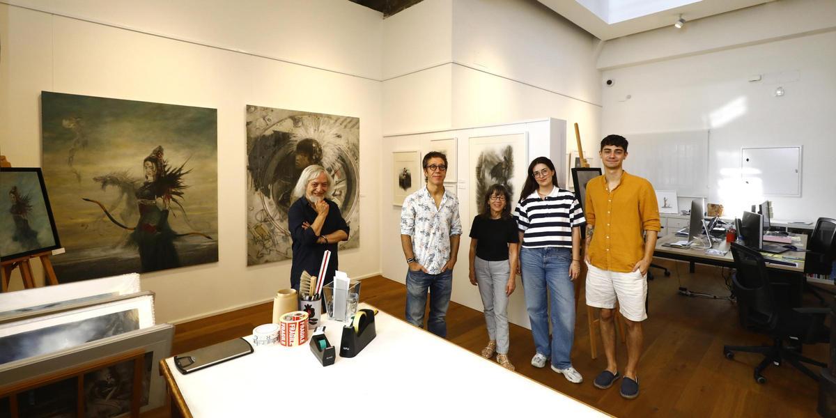 Los artistas y trabajadores de Laberinto Gris junto a algunas de las piezas de su última exposición, 'Del Origen al Original'