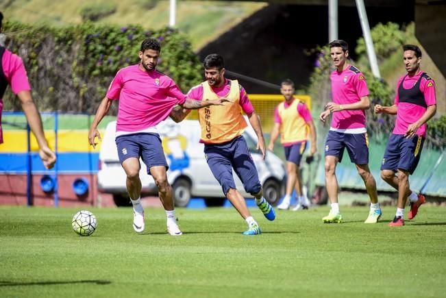 Entrenamiento de la UD LAS PALMAS en Barranco ...