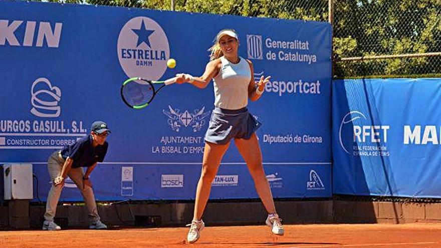 Paula Badosa en acció ahir, durant el partit de vuitens contra Rosa Vicens.