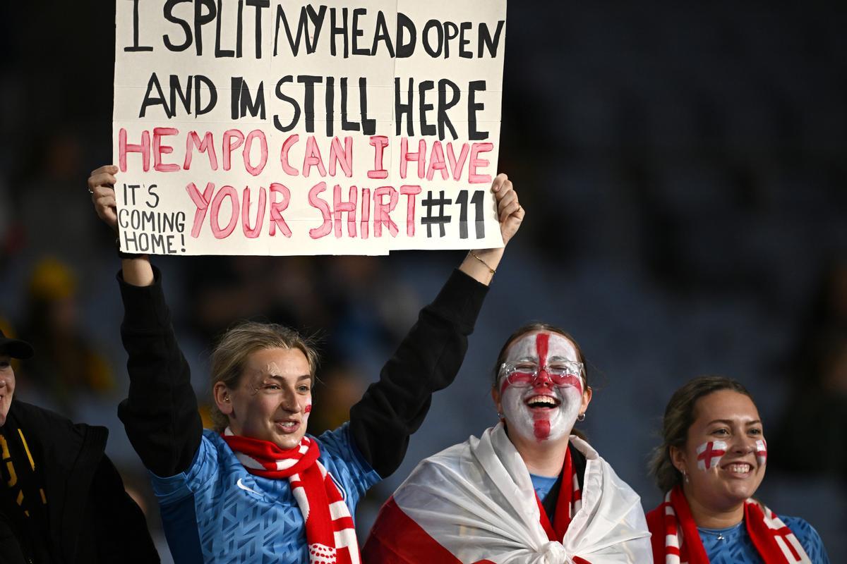 Sydney (Australia), 20/08/2023.- English fans look on during the FIFA Women’s World Cup 2023 Final soccer match between Spain and England at Stadium Australia in Sydney, Australia, 20 August 2023. (Mundial de Fútbol, España) EFE/EPA/DAN HIMBRECHTS AUSTRALIA AND NEW ZEALAND OUT