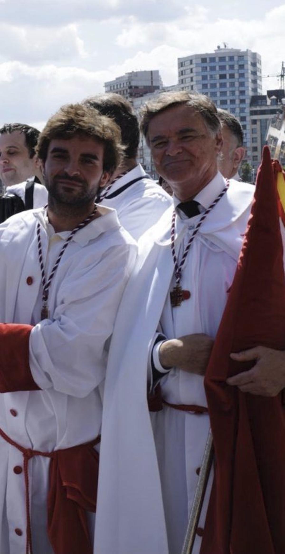 Arriba, Álvaro Vallaure y su padre, Alejandro, del Santo Sepulcro. Sobre estas línas, Noemí Martínez con su hijo, Thiago, con sus hábitos de la Vera Cruz.
