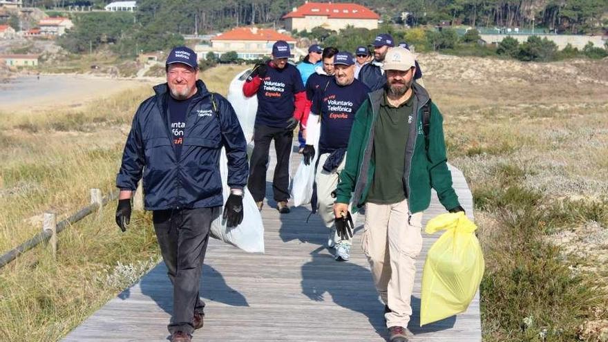 Algunos voluntarios de Telefónica que acudieron para limpiar A Lanzada. // SEO-BirdLife