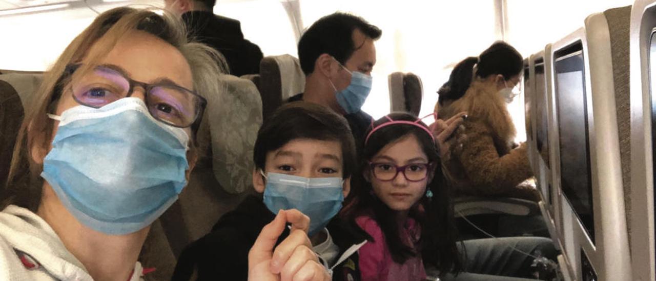 Lorena Sánchez, Esteban Liang y sus hijos, Jorge y Carmen, en un avión, a finales de enero