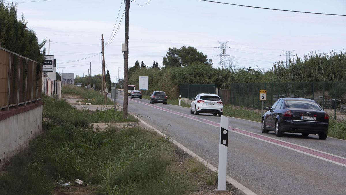 Varios vehículos circulan por la carretera de Albalat, en una imagen de archivo.