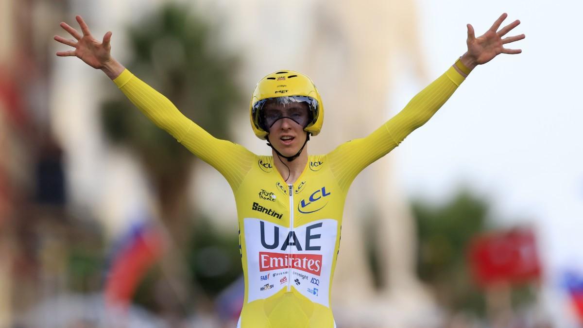 Tadej Pogacar celebra su tercer Tour de Francia