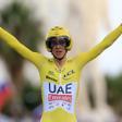 Tadej Pogacar celebra su tercer Tour de Francia