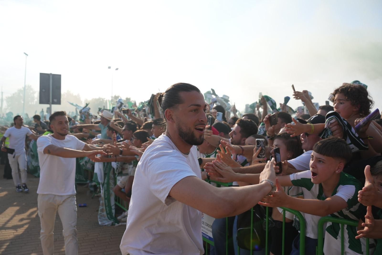 Así recibió la afición del Córdoba CF al autobús del equipo en El Arenal
