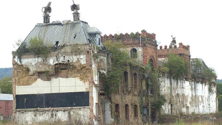 El edificio de la antigua fábrica de El Águila Negra, en su estado de deterioro actual.