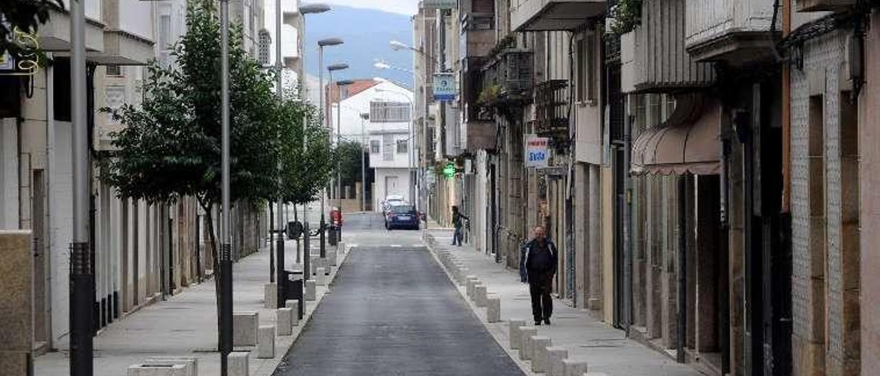 Serafín Pazo, una céntrica vía ya humanizada   |  Esta calle figura también entre las candidaturas que baraja el Concello entre las posibles propuestas de peatonalización. La vía está ya humanizada, con anchas aceras, un único sentido circulatorio y sin plazas de estacionamiento ni áreas para la carga y descarga.