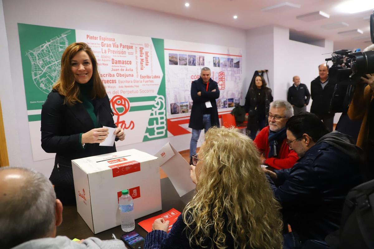 Carmen Campos vota en las primarias de los socialistas de Córdoba para elegir al candidato a la Alcaldía, esta mañana.