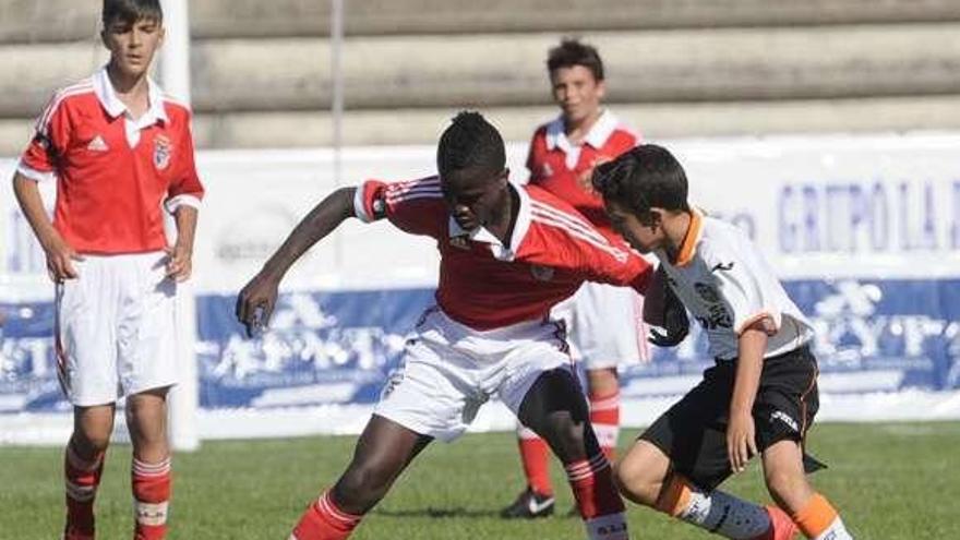 Un lance del partido entre el Valencia y el Benfica de ayer.