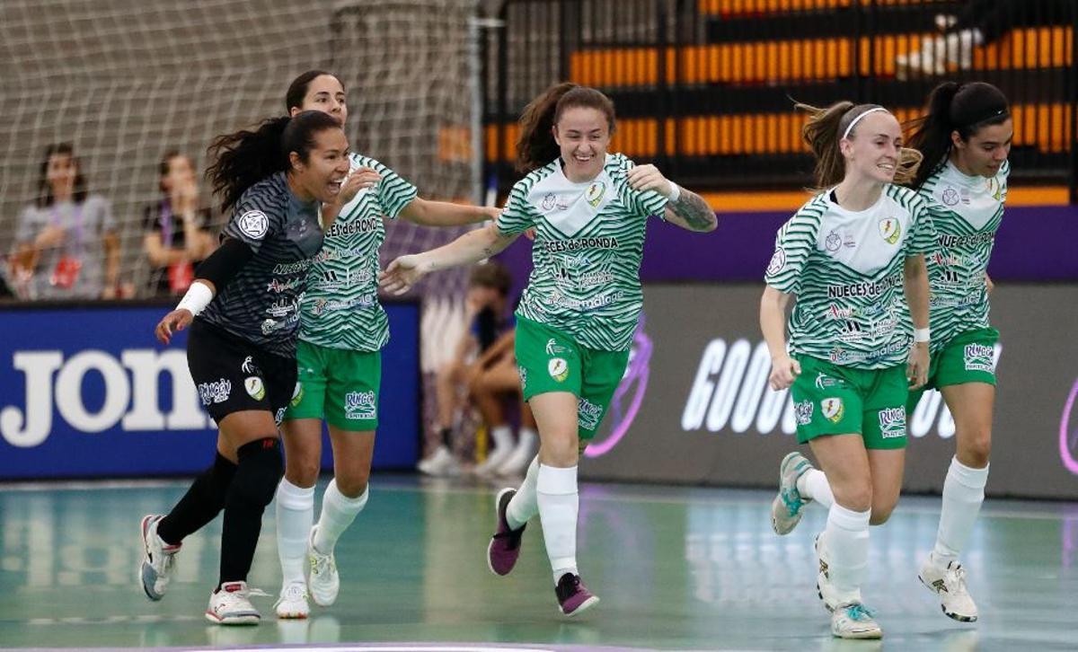 Las malagueñas celebran uno de los goles.