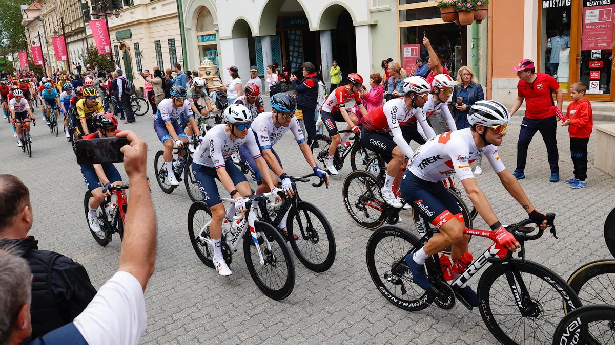 El pelotón del Giro, durante la tercera etapa.