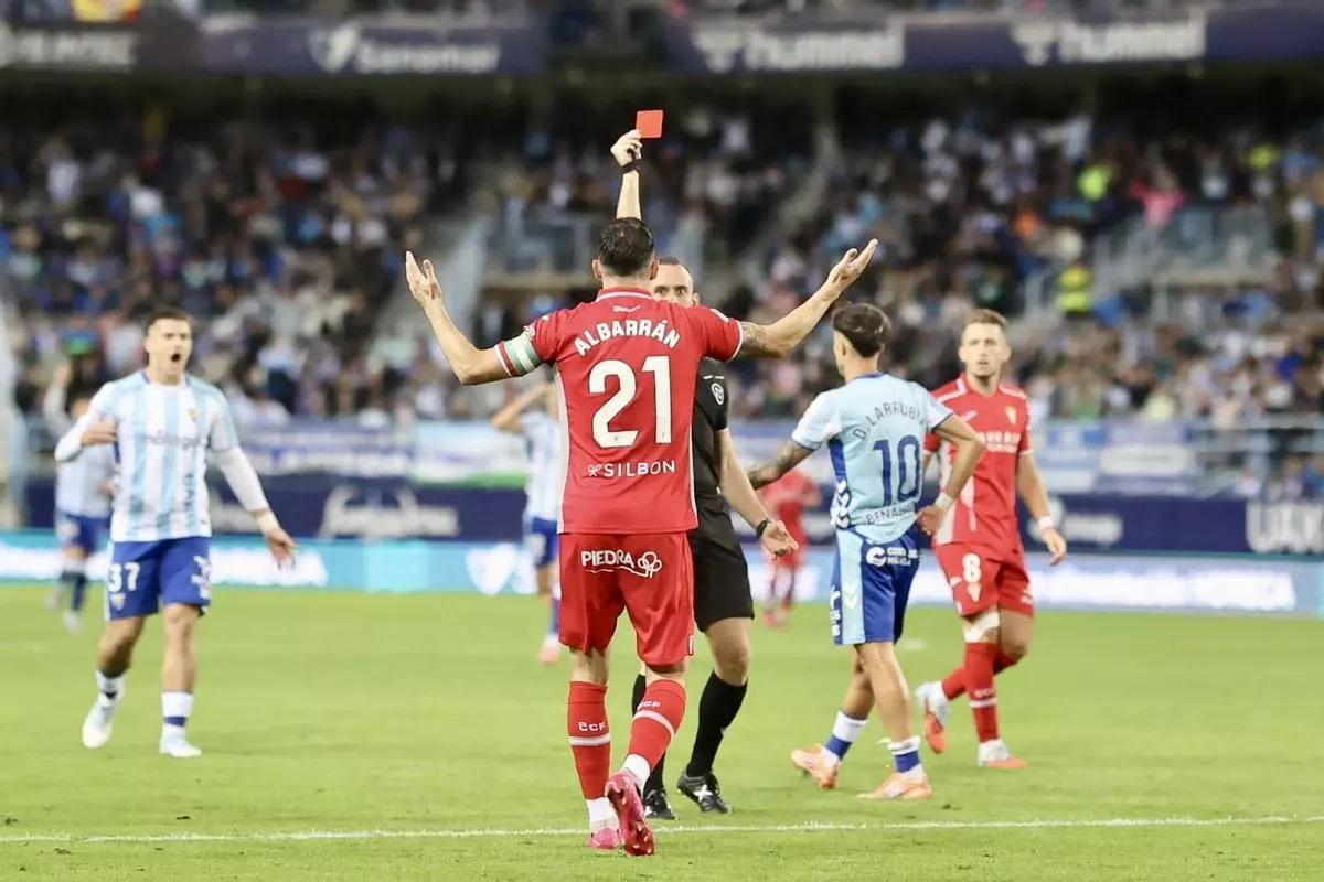 Orellana Cid expulsa a Carlos Albarrán en La Rosaleda, esta temporada.