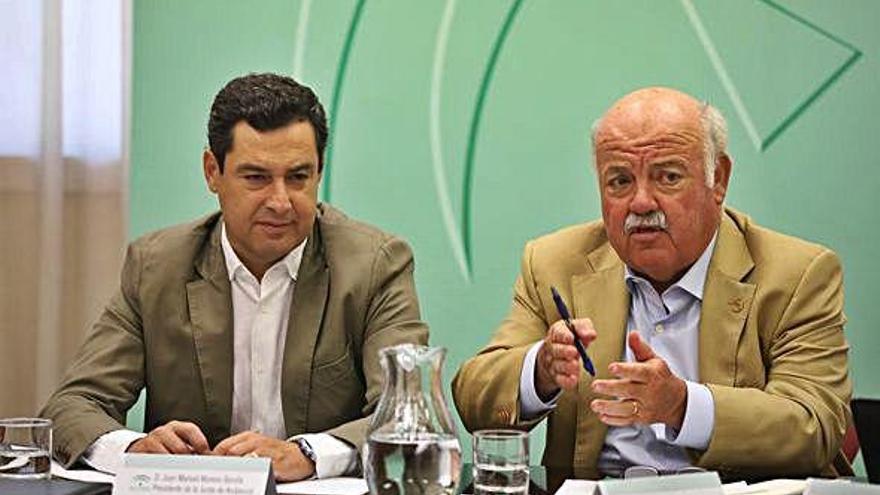 El presidente de la Junta de Andalucía, Juanma Moreno, y el consejero de Salud, Jesús Aguirre, ayer.