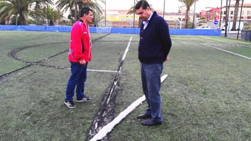 Daños a conciencia en el césped del campo Juan Ramírez López