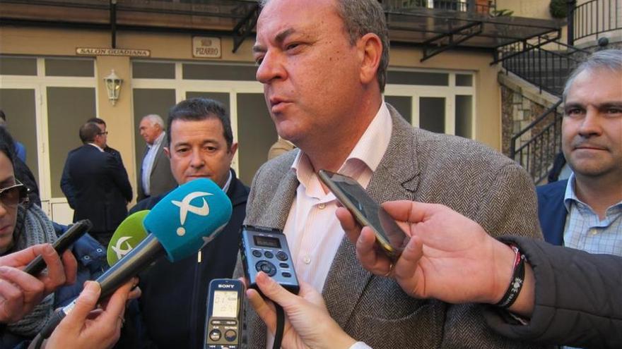 Monago acusa a Vara de &quot;desestabilizar&quot; al Ayuntamiento de Badajoz