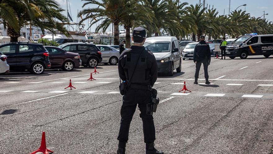 Control de la Policia Nacional en el Paseo Marítimo.