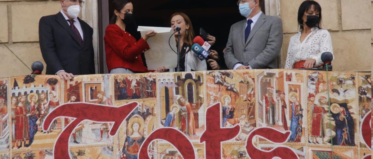 Puig, ayer con algunas de las autoridades en la Fira de Tots els Sants de Cocentaina horas antes de que se anunciara el acuerdo. | GVA