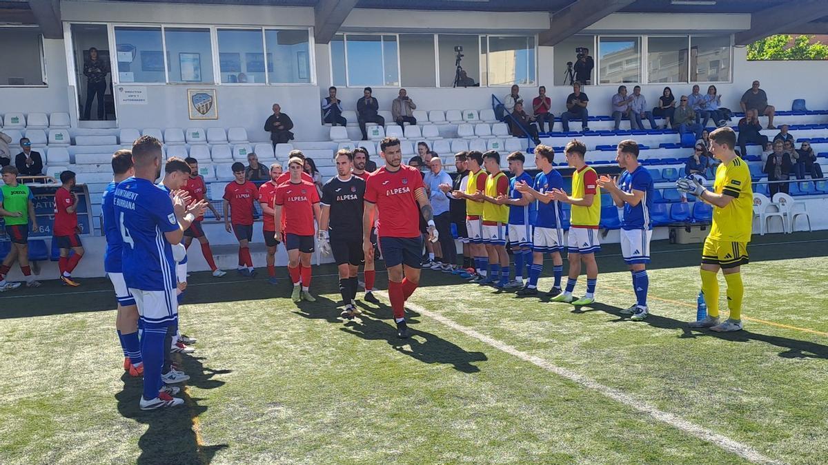 El CD Burriana rinde honores a la UE Tavernes de la Valldigna como campeón de La Nostra Copa