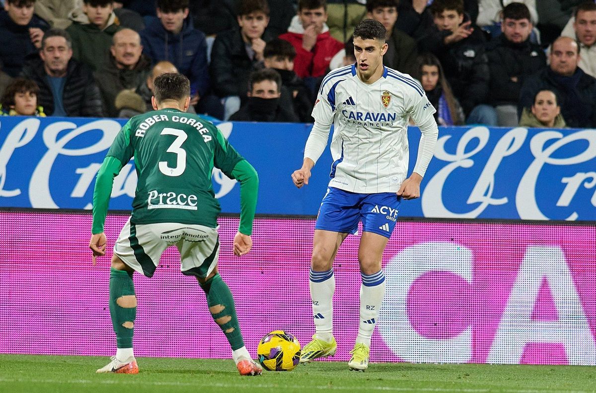 Marcos Luna, con el balón en un encuentro con el Real Zaragoza.