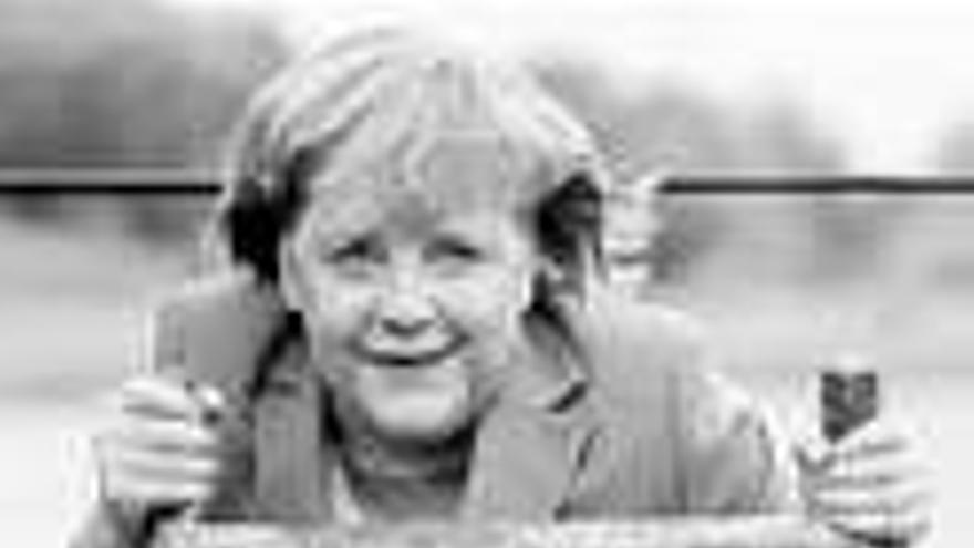 Angela Merkel: LA CANCILLERA ALEMANA VISITA UN SUBMARINO