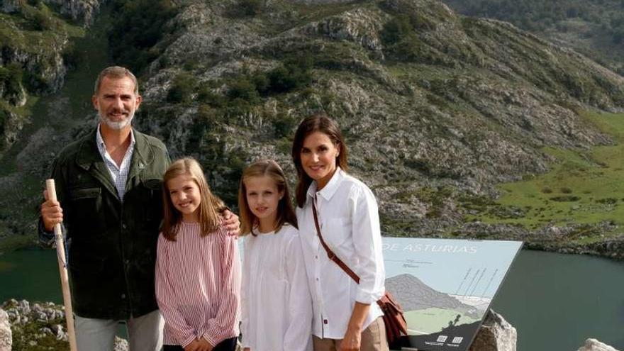 Los Reyes, con sus hijas, en el Mirador de la Princesa.