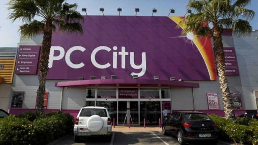 Una tienda de PC City abre el día que la empresa anunciaba el cierre