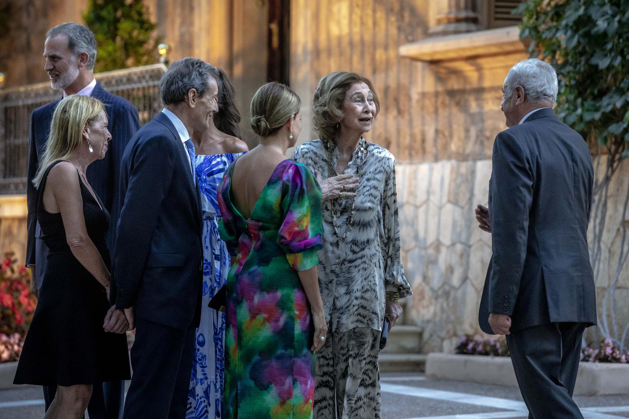 Mira aquí todas las fotos de la visita de los Reyes al Palacio Marivent para recibir a la sociedad balear