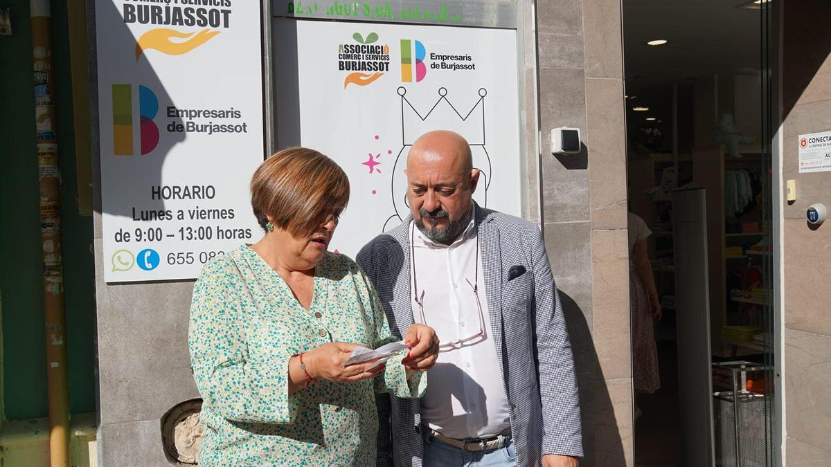 La regidora de Comerç, Rosa Coca, i el president d’ACiS i EB, Pedro Soriano.