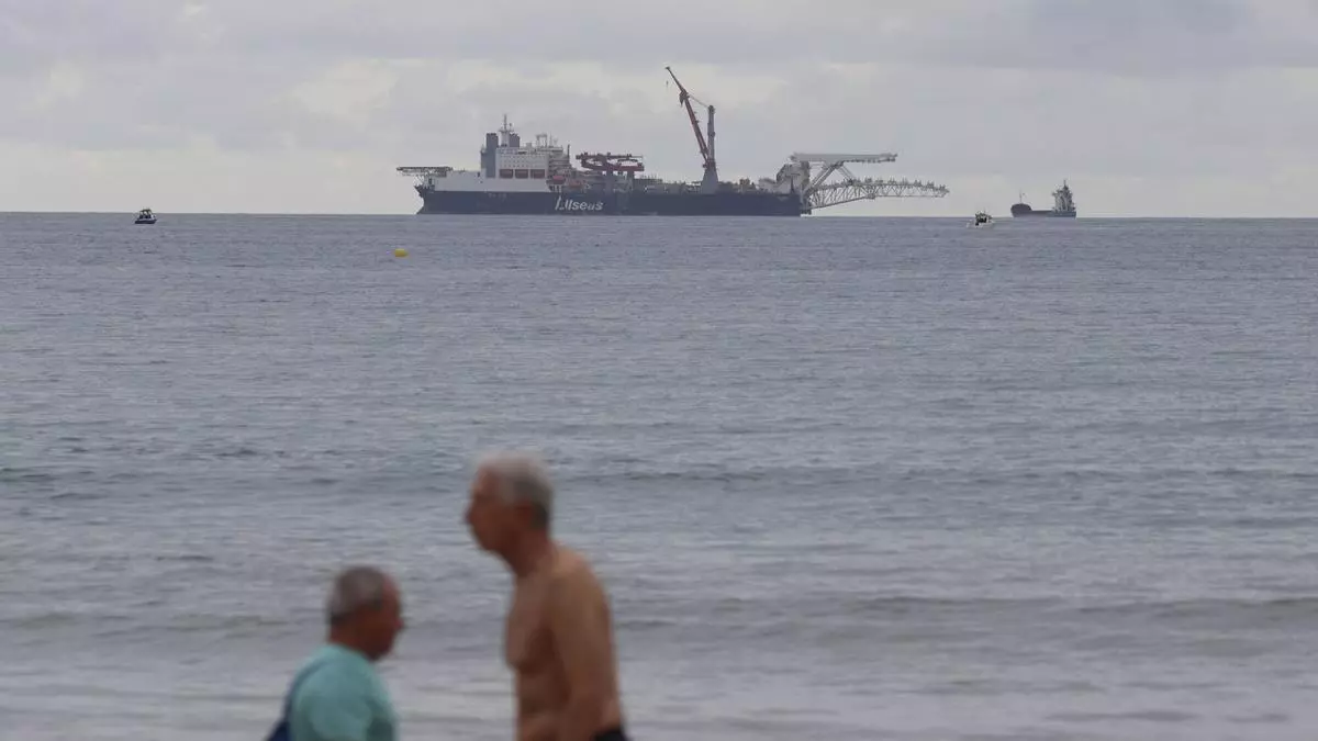 El "Solitaire", el buque de mayor longitud que llega a Gijón, llevará a cabo una maniobra inédita en El Musel
