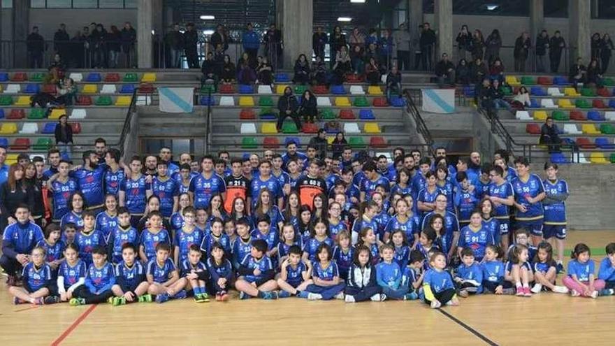 Fotografía de familia de todos los jugadores del Bueu Atlético. // Santos Álvarez