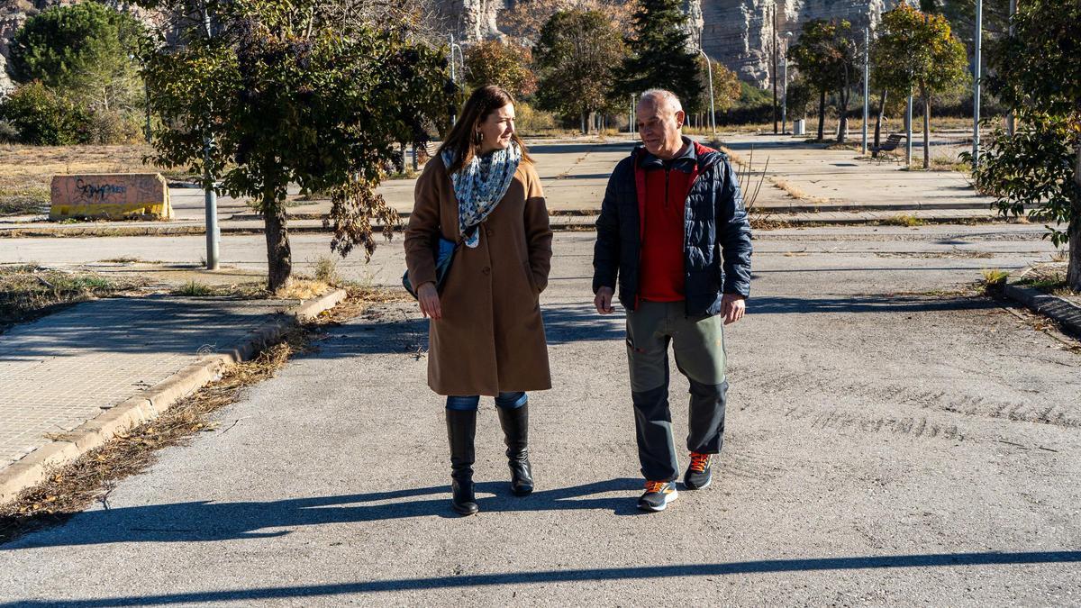 Eva Mas i  Ramona Sala, passejant pel barri de l'Estació de Sallent on vivien