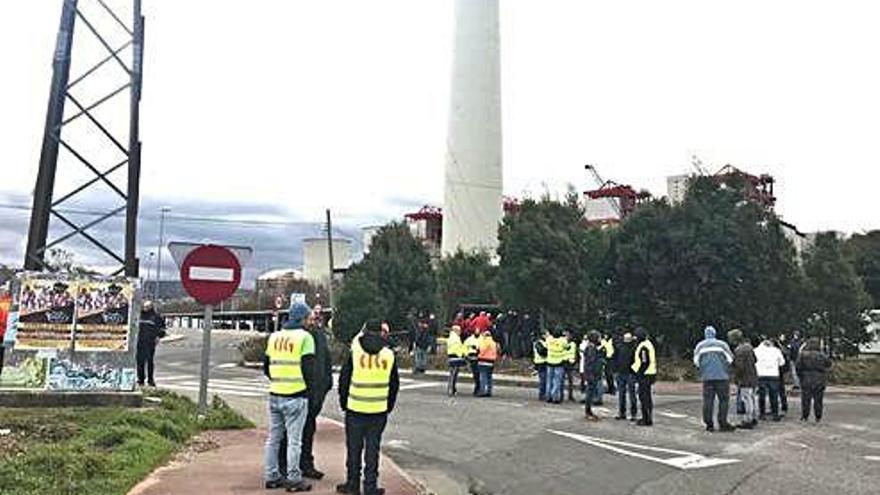 Piquete situado en el acceso a la central de Endesa, ayer, en As Pontes.