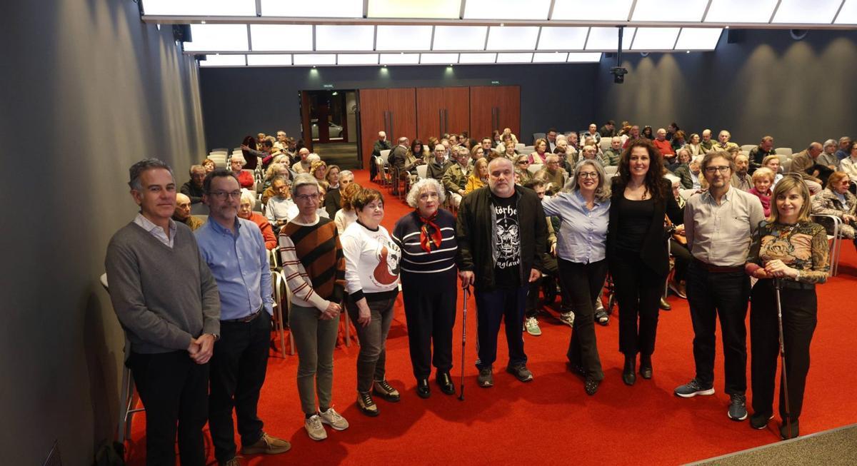 Por la izquierda, Pedro Vega, Sergio Calleja, María Jesús Rodríguez, Esther Montes, Ana Cortina, Manuel Veiga, Covadonga Campesino, Paula Rivero, Pablo Sáez y Yolanda Valcárcel, ayer en el Club. | MIKI LÓPEZ