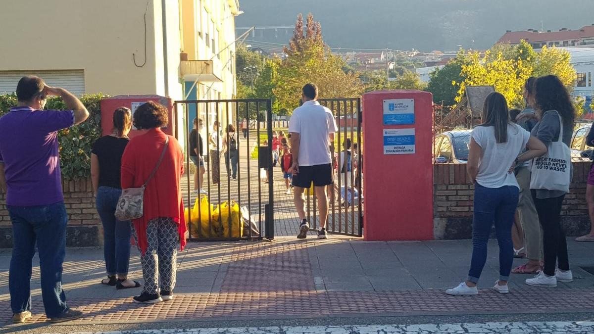 Alumnos entrando en el CEIP Seara de Moaña. // Fran G. Sas