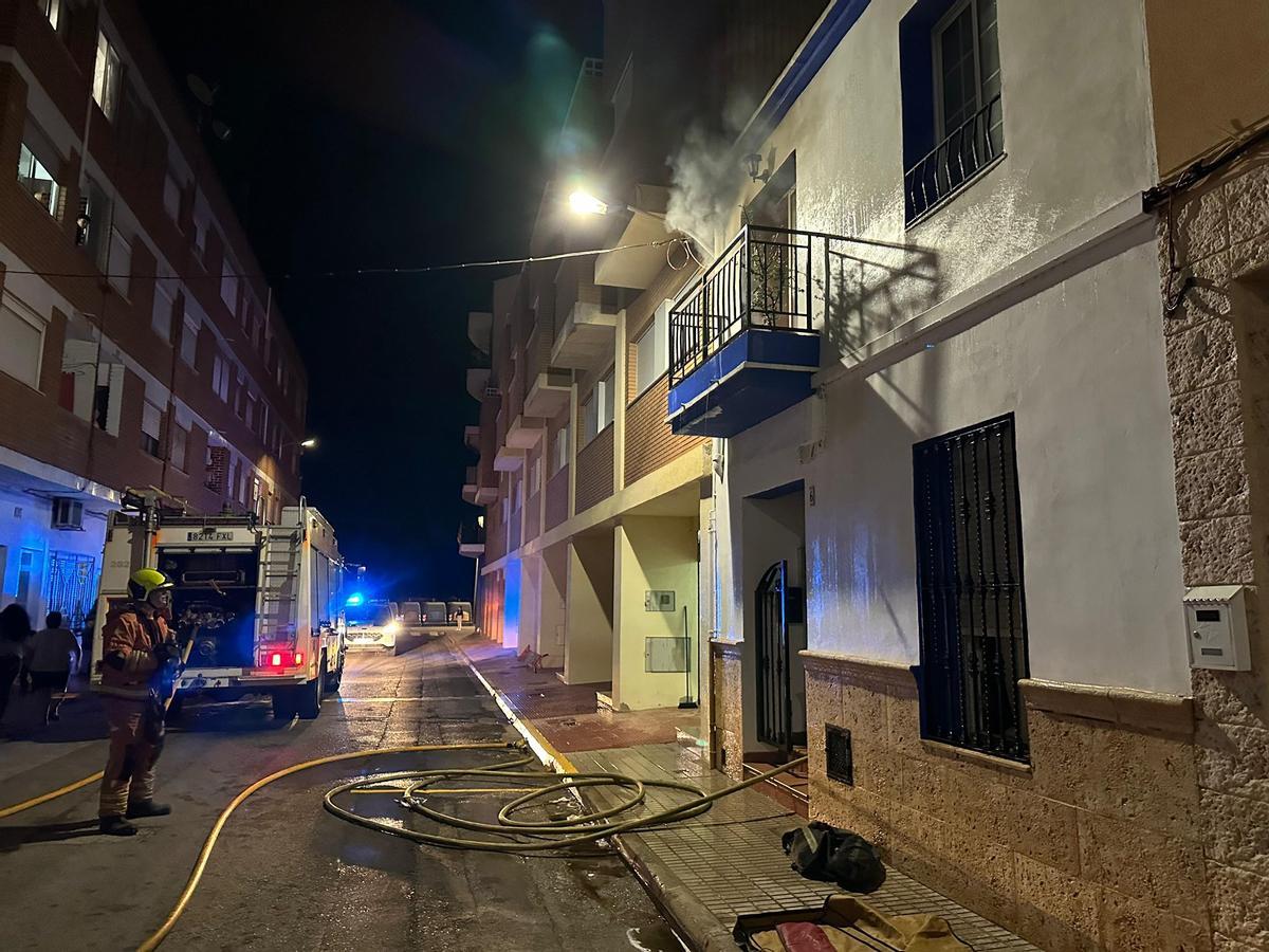 Los bomberos sofocan un incendio en Sollana.