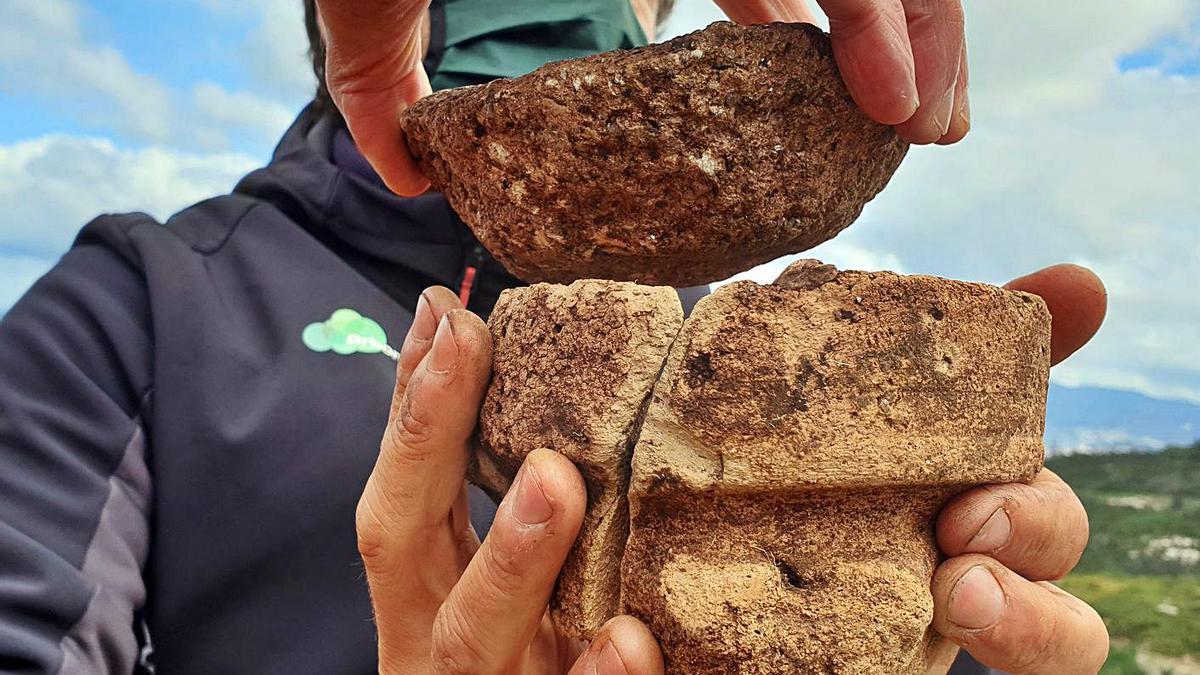 El arqueólogo Darío Peña sostiene la boca de la ánfora hallada con una tapa en Chandebrito. |   // MARTA G. BREA