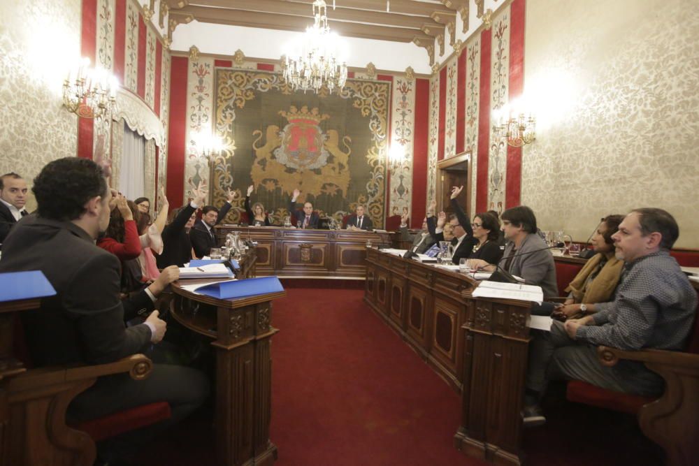 El pleno aprueba por unanimidad la retirada de las calles franquistas de Alicante