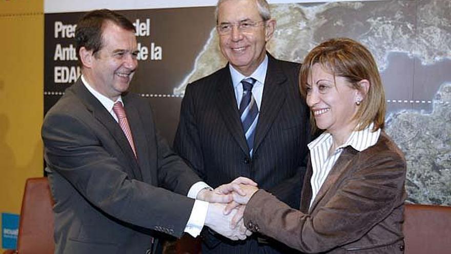 El alcalde de Vigo, Abel Caballero; el presidente de la Xunta de Galicia, Emilio Pérez Touriño, y la ministra de Medio Ambiente y Medio Rural y Marino, Elena Espinosa