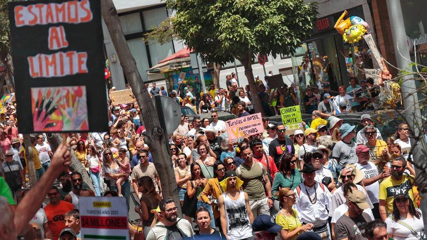 Manifestación en Santa Cruz de Tenerife por un cambio en el modelo económico de Canarias