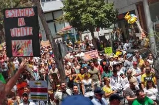 Manifestación en Santa Cruz de Tenerife por un cambio en el modelo económico de Canarias