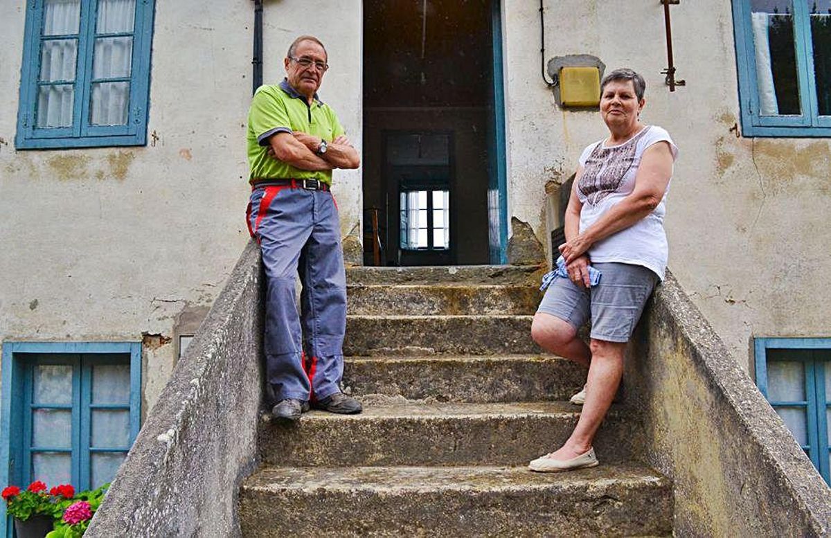 Otro de los hermosos veiriles, cubierto de macetas con geranios de colores, de una de las casas de Argul. | | ANA P. PAREDES