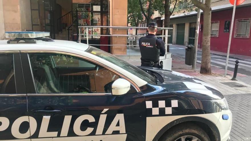 Rompe con una piedra una ventana de un autobús en Alcantarilla