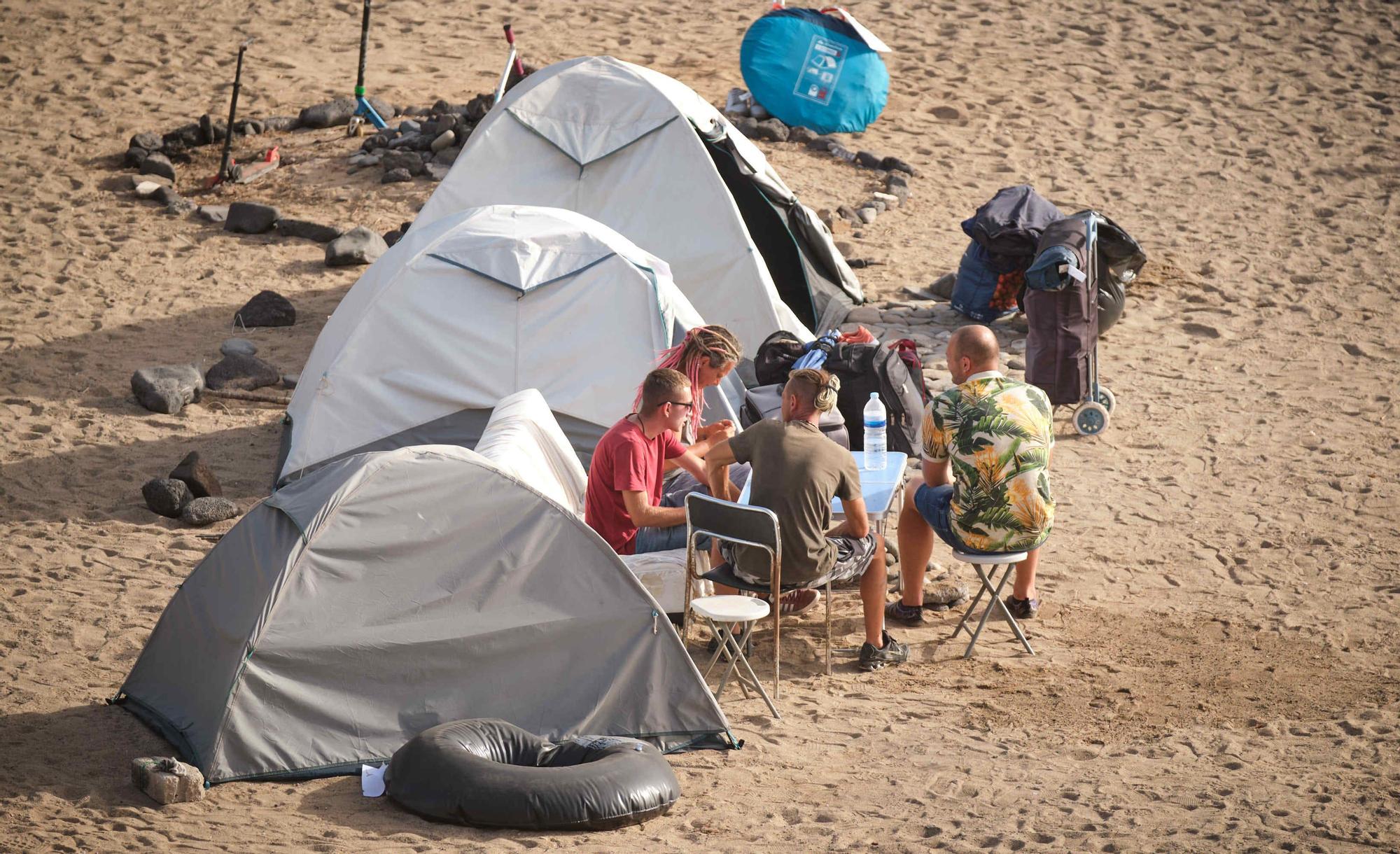 Retirada de casetas y enseres en la playa de la trasera del Parque Marítimo