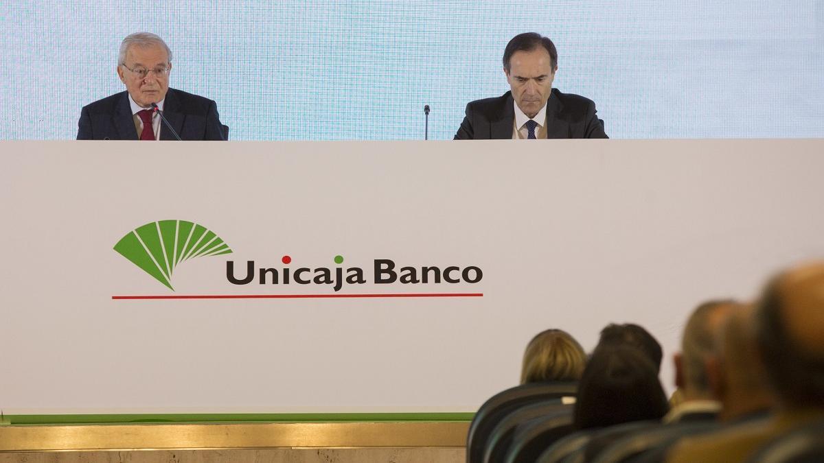 El presidente de Unicaja Banco, Manuel Azuaga, y el consejero delegado, Manuel Menéndez, en la junta de accionistas de este 31 de marzo.